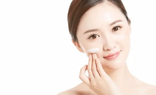 洁面后皮肤白皙，涂抹护肤品后却变黄？解析护肤中的常见误区与解决之道